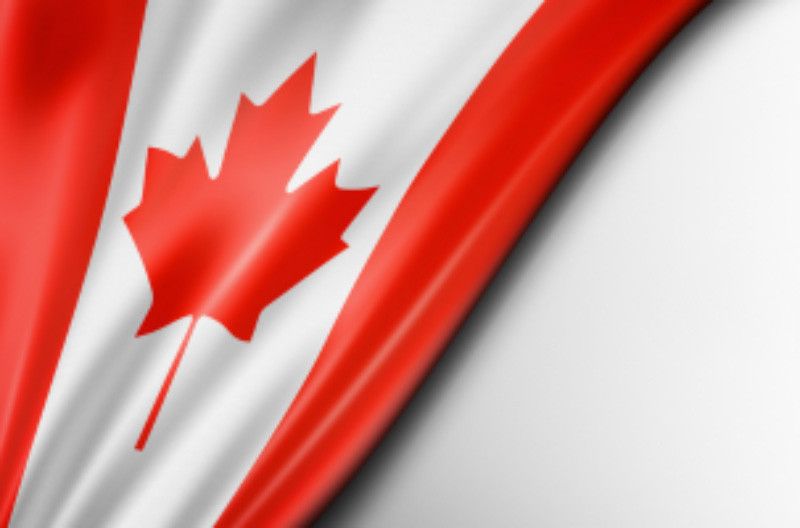 Drapeau canadien flottant au vent.