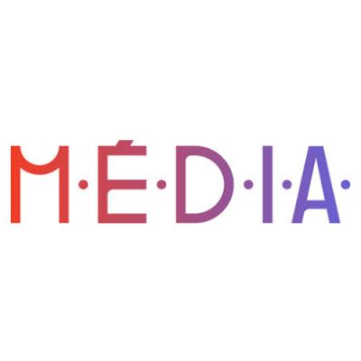 La délégation de l'ORPHÉ se tient sur un tapis rouge devant une toile de fond où figurent le logo du Festival international du film de Toronto (TIFF) et les logos des partenaires. Le groupe est diversifié en apparence, comprenant un mélange de genres et d'âges. De gauche à droite, nous voyons Tieren Hawkins, Nisha Platzer, Maxine Grossman, Cass Rudolph, Winnie Luk, Alethea Bakogeorge et Elspeth Arbow. Toutes sourient et posent pour la photo.